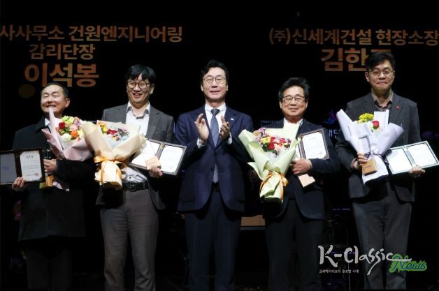 정명근 화성특례시장이 화성예술의 전당 개관기념 제야 콘서트에서 유공자들에게 특별 공로패 및 감사패를 전라하고 기념촬영을 하고 있다.