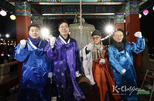 정명근 화성특례시장이 성효스님(용주사 주지), 배정수 화성특례시의회의장, 권칠승 국회의원과 함께 기념촬영을 하고 있다.