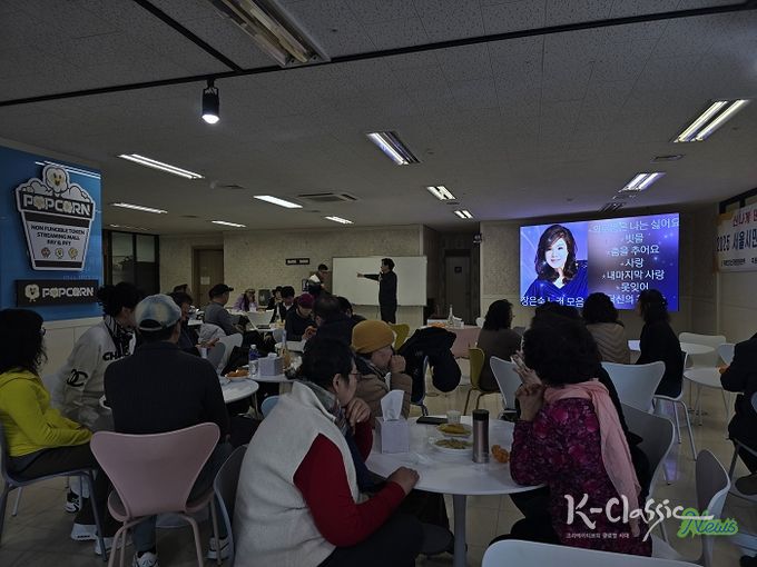 신곡 “아파요아파요”와 가수 장은숙을 소개하고 있는 윤영용 대표