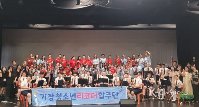 기장쳥소년리코더합주단이 싱가포르에 있는 프랑스국제학교에서 리코더 합주공연 후 기념촬영을 하고 있다.