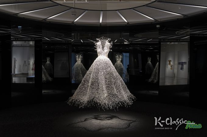 'Dreaming' 백매(White Plum), 2024, 철사, 비즈, 직물