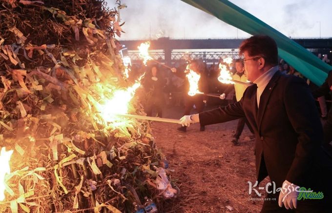 최충규 대덕구청장 및 내빈들이 정월대보름을 앞둔 28일 ‘27회 신탄진 대보름 쥐불놀이 축제’에 참석해 액운을 쫓는 달집에 불을 붙이고 있다