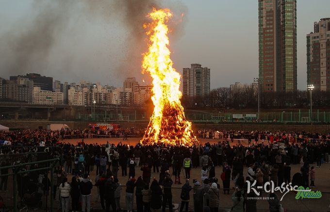 양천구, ‘2026 정월대보름 민속축제’에서 달집을 태우며 건강과 행복을 기원하고 있는 모습