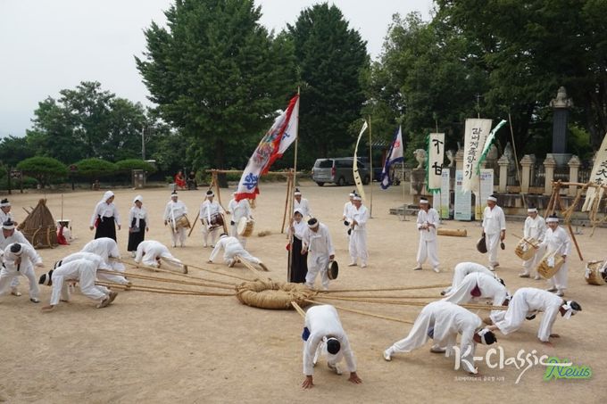 지난해 영남루에서 열린 ‘무형유산 토요 상설공연’에서 감내게줄당기기 공연이 펼쳐지고 있다.