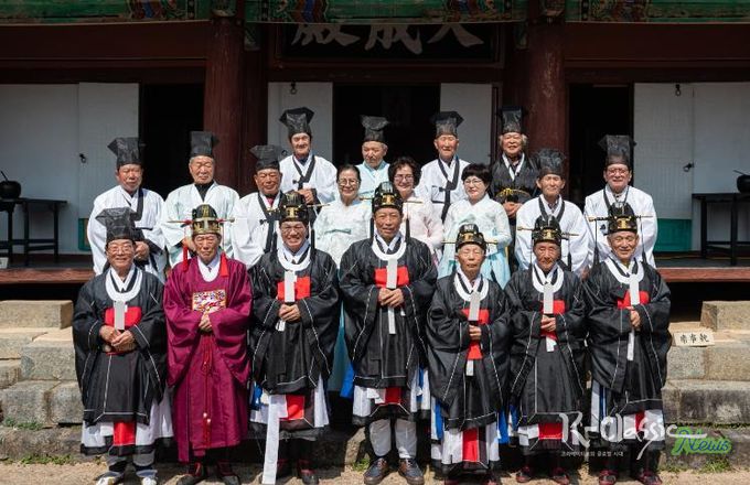 지난 24일, 정산향교 춘기 석전대제 참석자들이 단체 기념촬영을 하고 있다.