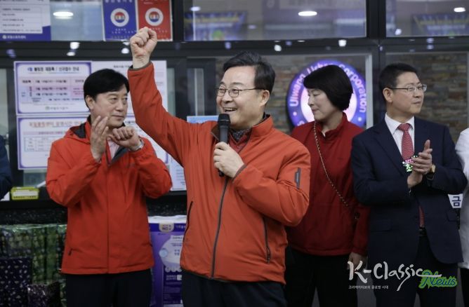 김성제 의왕시장이 대회 참가 선수들을 격려하고 있다.