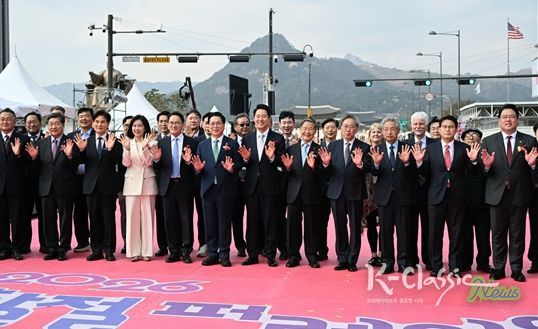 오세훈 서울시장이 4일(토), ‘2026년 부활절 퍼레이드’에서 참석자들과 기념 촬영하고 있다.