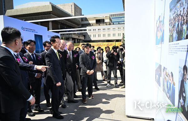 오세훈 서울시장이 7일(화) 열린 「제62회 한국보도사진전: 오늘의 보도사진, 내일의 역사가 되다」에서 전시를 관람하고 있다.