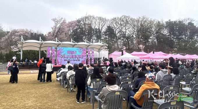 기배역사공원에서 열린 ‘제15회 기배벚꽃축제’ 개막식에서 시민들이 무대 공연을 관람하며 봄 축제를 즐기고 있다.