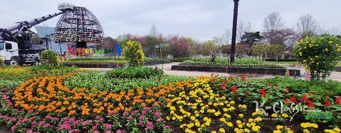 함평엑스포공원 대형 꽃탑 설치 모습