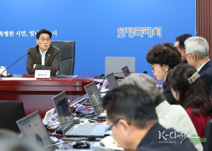 윤성진 화성특례시 제1부시장이 ‘제16회 화성 뱃놀이 축제’ 성공 개최를 위한 전략회의를 주재하며 주요 추진사항을 점검하고 있다